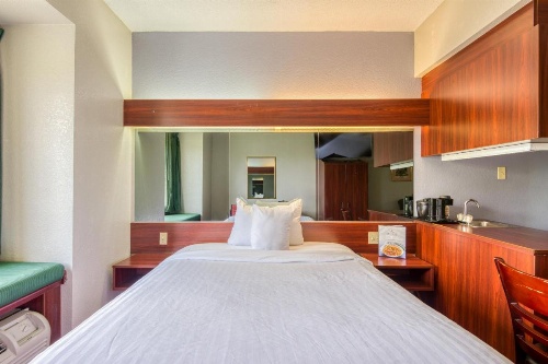Trident Inn and Suites image 12