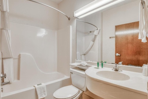 Trident Inn and Suites image 7